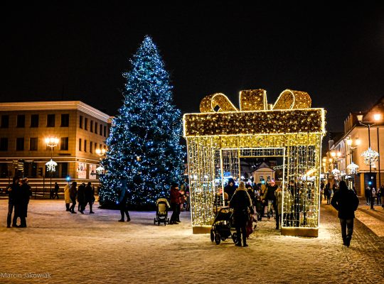 Białostockie świąteczne iluminacje zachęcają mieszkańców i turystów do spacerów po mieście
