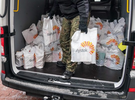 Mieszkańcy Białegostoku, którzy są w trudnej sytuacji życiowej, otrzymują świąteczne paczki