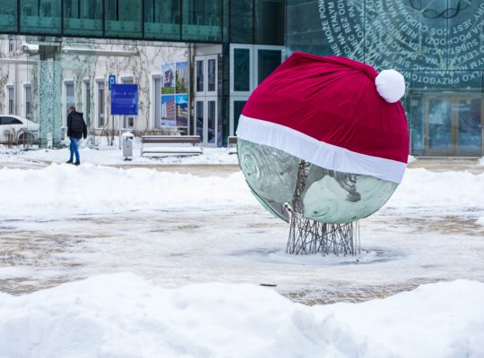 8 metrowa w obwodzie mikołajowa czapka ozdobiła szklaną kulę w kampusie Uniwersytetu w Białymstoku