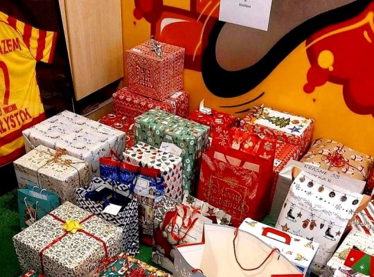 Kibice Jagiellonii przygotowali ponad dwieście paczek świątecznych dla dzieci z domów dziecka 