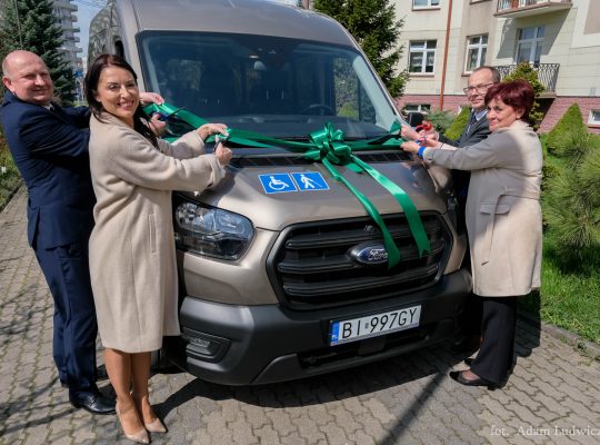 Białystok. Dom Pomocy Społecznej przy ul. Świerkowej otrzymał nowy samochód do przewozu osób niepełnosprawnych