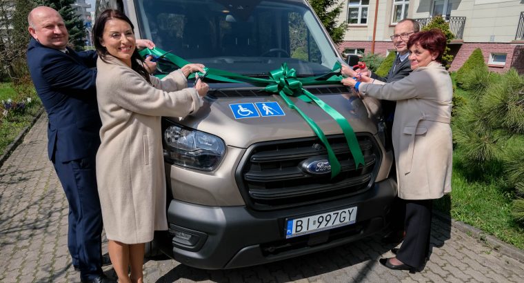 Białystok. Dom Pomocy Społecznej przy ul. Świerkowej otrzymał nowy samochód do przewozu osób niepełnosprawnych