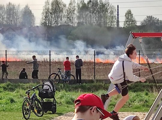 Białystok. Strażacy gasili pożar łąki na osiedlu Dziesięciny II