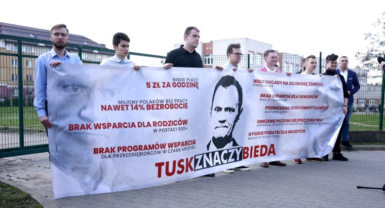 Podlascy działacze PiS protestowali przeciwko wizycie polityków Koalicji Obywatelskiej w regionie