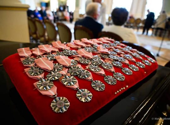 Białystok. Kilkadziesiąt małżeństw odebrało Medale za Długoletnie Pożycie Małżeńskie