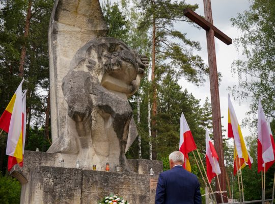Znicz pamięci przy Pomniku Ofiar w Grabówce koło Białegostoku