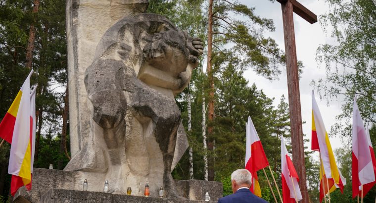 Znicz pamięci przy Pomniku Ofiar w Grabówce koło Białegostoku