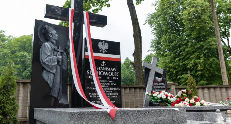 W Białymstoku odsłonięto nowy pomnik ks. Stanisława Suchowolca