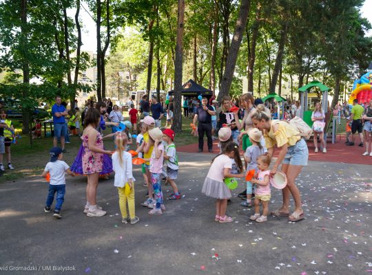 Białystok. Nowy plac zabaw przy ul. Kawaleryjskiej 70A oficjalnie otwarty 