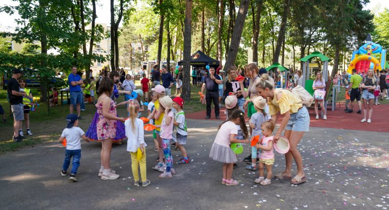 Białystok. Nowy plac zabaw przy ul. Kawaleryjskiej 70A oficjalnie otwarty 