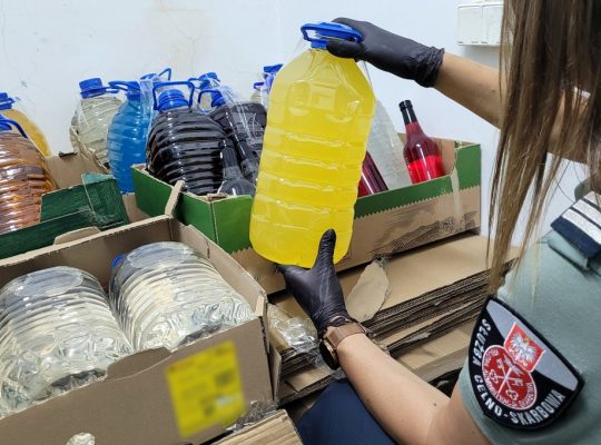 Białostocka KAS skontrolowała przesyłki kurierskie; znalazła 600 litrów alkoholu