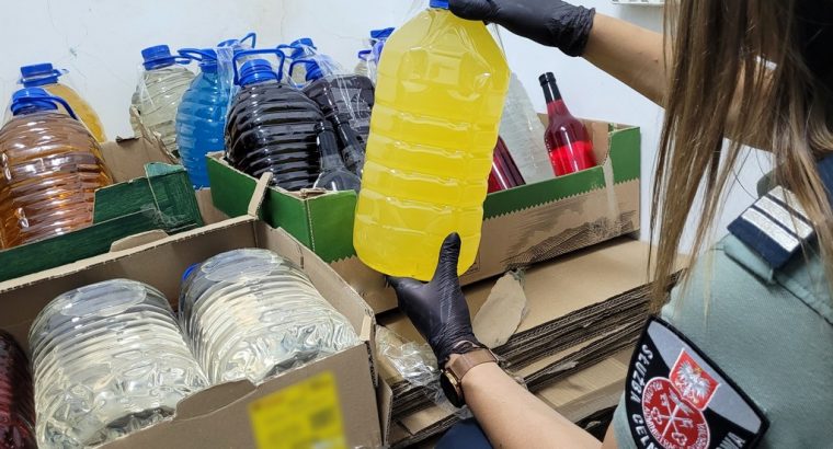 Białostocka KAS skontrolowała przesyłki kurierskie; znalazła 600 litrów alkoholu