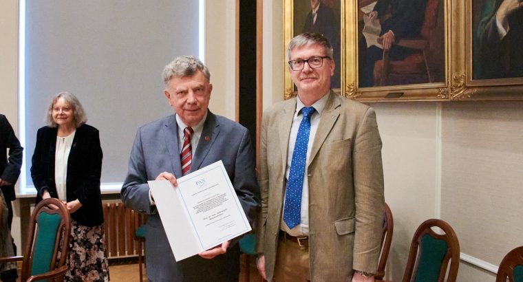 Prof. Andrzej Maziewski z Uniwersytetu w Białymstoku nagrodzony przez Komitet Fizyki PAN