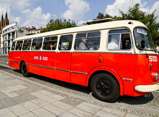Rusza wakacyjne zwiedzanie Białegostoku w czasie jazdy zabytkowym jelczem, tzw. ogórkiem