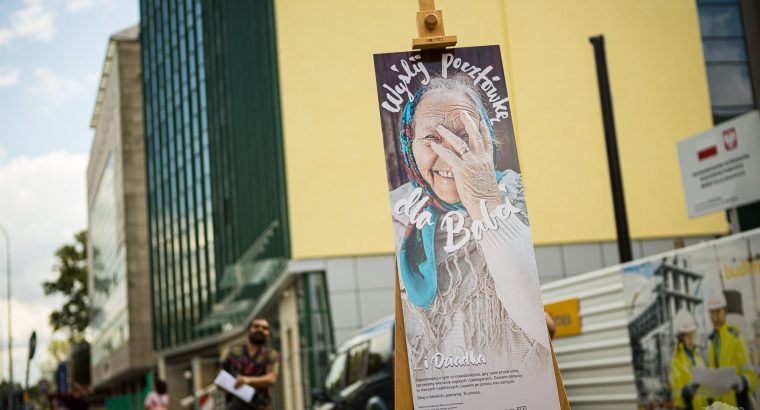 Białystok. Mural „Wyślij pocztówkę do babci” wróci na ścianę budynku przy ulicy Skłodowskiej