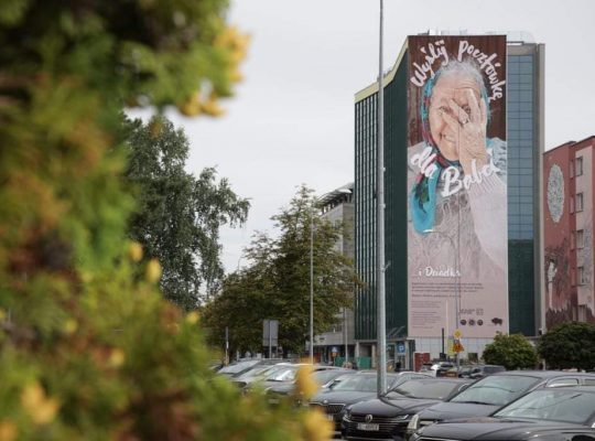 Białystok. Mural „Wyślij pocztówkę dla Babci…” oficjalnie powrócił na ścianę budynku przy M. Skłodowskiej-Curie