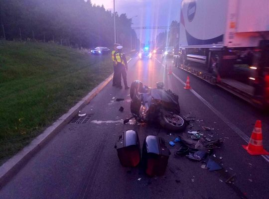 DK8. W Jurowcach motocykl uderzył w naczepę samochodu ciężarowego