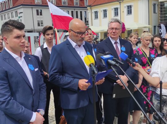 Białystok. Działacze Konfederacji zorganizowali akcję „Kwiaty Wołynia”