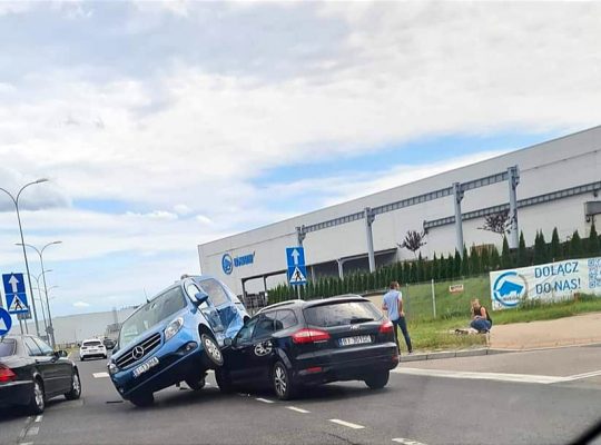 Białystok. Na ulicy Kuronia zderzyły się dwa samochody osobowe