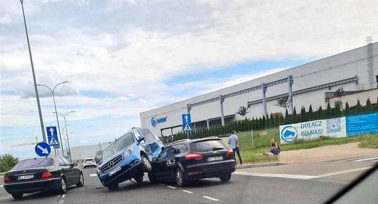 Białystok. Na ulicy Kuronia zderzyły się dwa samochody osobowe