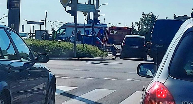 Białystok. Na na rondzie Chodakowskiego zderzyły się dwa samochody