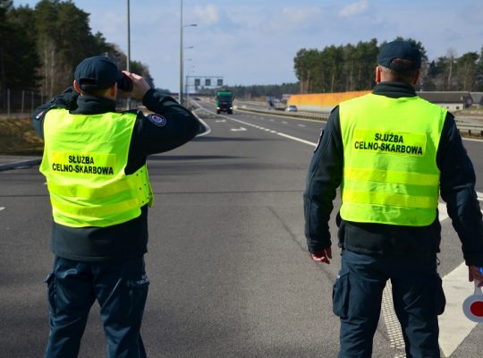 S8. Funkcjonariusze podlaskiej KAS zatrzymali nielegalny transport odpadów