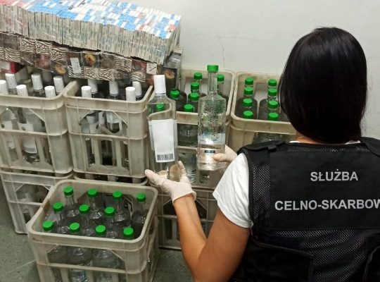KAS wykryła nielegalne papierosy i alkohol w mieszkaniu białostoczanina