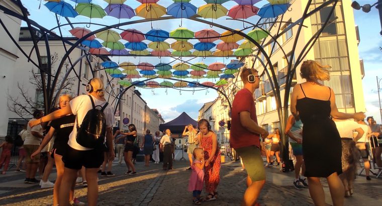 Silent Disco pod parasolkami w Białymstoku – FILM