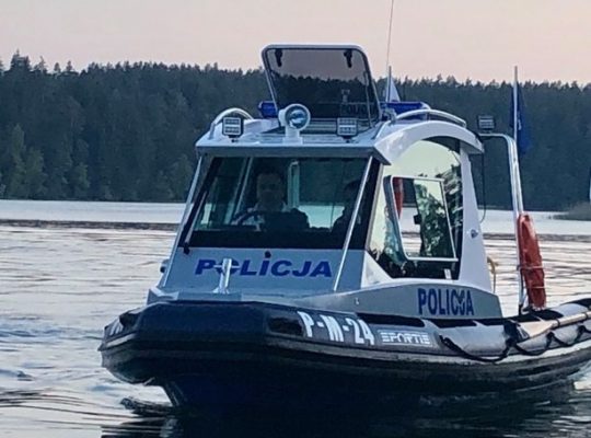Policja apeluje do wypoczywających nad wodą o ostrożność; w regionie upał, prognozowane są burze