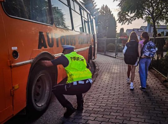 Policjanci ruchu drogowego kontrolują szkolne autobusy