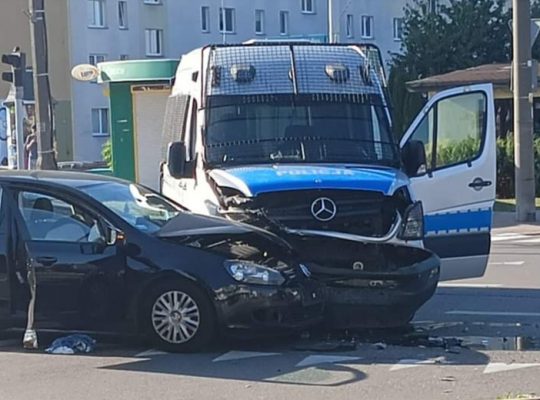 Białystok. Wypadek radiowozu na skrzyżowaniu Gajowej i Hallera 