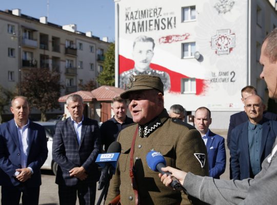 Kazimierz Kamieński Huzar uwieczniony na muralu patriotycznym w Łapach