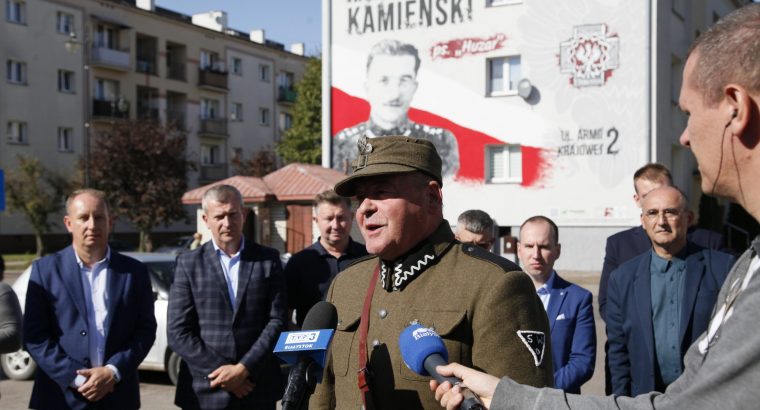 Kazimierz Kamieński Huzar uwieczniony na muralu patriotycznym w Łapach