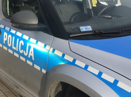Białystok. Czterolatek zapłakany był sam w domu. Zaopiekowali się nim policjanci