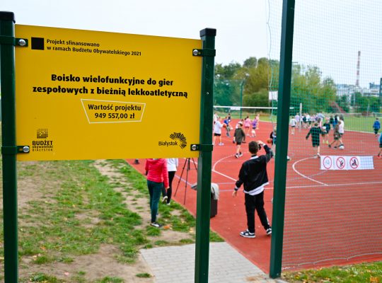 Białystok. Dzieci z Zespołu Szkolno-Przedszkolnego nr 6, a także mieszkańcy miasta mogą już korzystać z nowego boiska i bieżni
