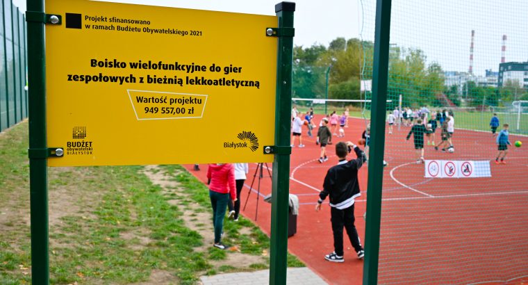 Białystok. Dzieci z Zespołu Szkolno-Przedszkolnego nr 6, a także mieszkańcy miasta mogą już korzystać z nowego boiska i bieżni