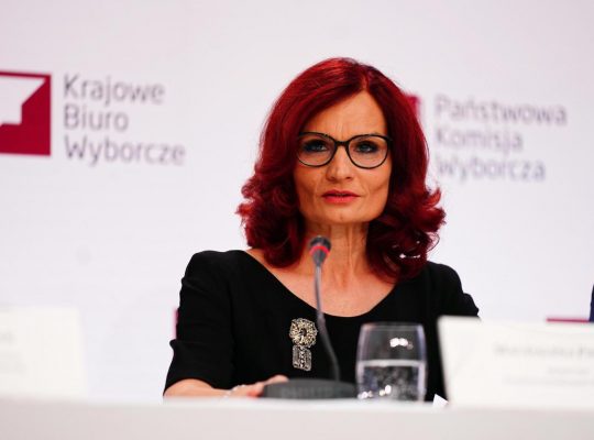Szefowa KBW: dopóki wyborca nie odejdzie od stołu obwodowej komisji, ma prawo odmówić przyjęcia karty do głosowania