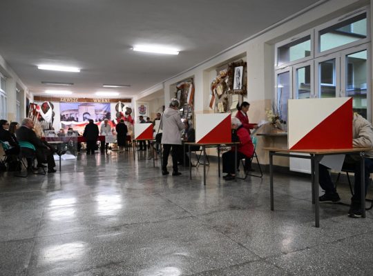 Trwają wybory parlamentarne i referendum ogólnokrajowe