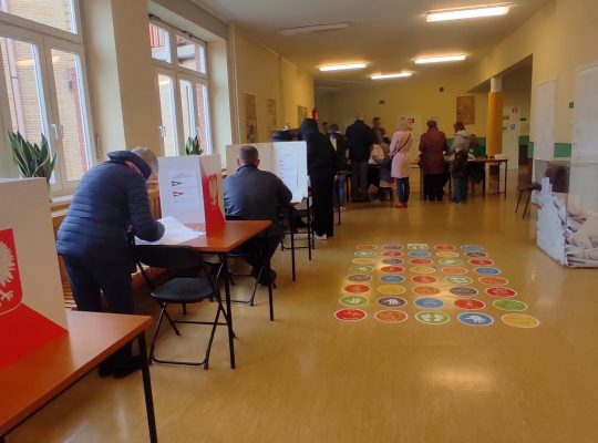PKW: frekwencja wyborcza na godz. 12 wyniosła 22,59 proc.