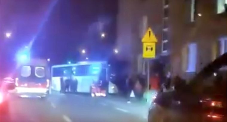 Białystok. Autobus rejsowy uderzył w blok mieszkalny przy ul. Poleskiej