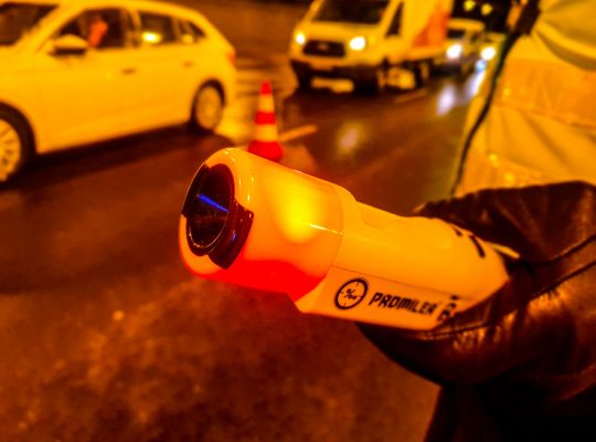 Białystok. Po krótkim pościgu policjanci zatrzymali pijaną 34-latkę kierującą peugeotem