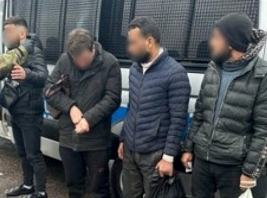 Rzędziany. Policjanci z białostockiej drogówki zatrzymali kurierów przewożących nielegalnych migrantów
