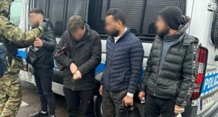 Rzędziany. Policjanci z białostockiej drogówki zatrzymali kurierów przewożących nielegalnych migrantów