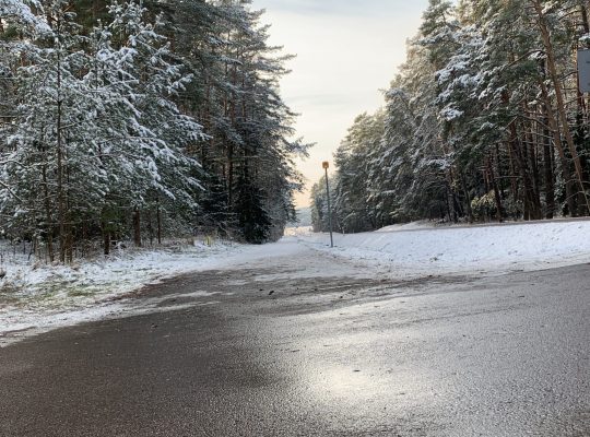 IMGW ostrzega przed oblodzeniem po opadach w Podlaskiem