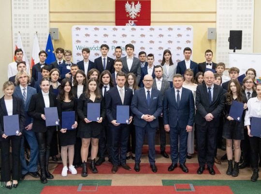 Najlepsi uczniowie z regionu otrzymali naukowe stypendia marszałka
