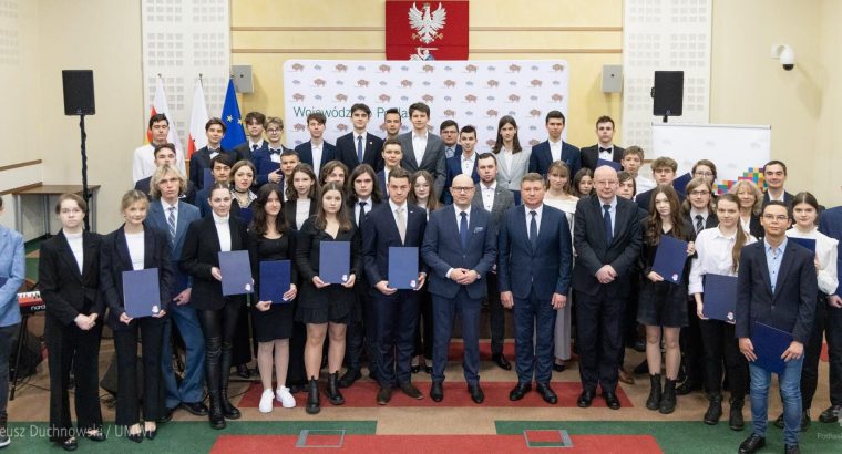 Najlepsi uczniowie z regionu otrzymali naukowe stypendia marszałka