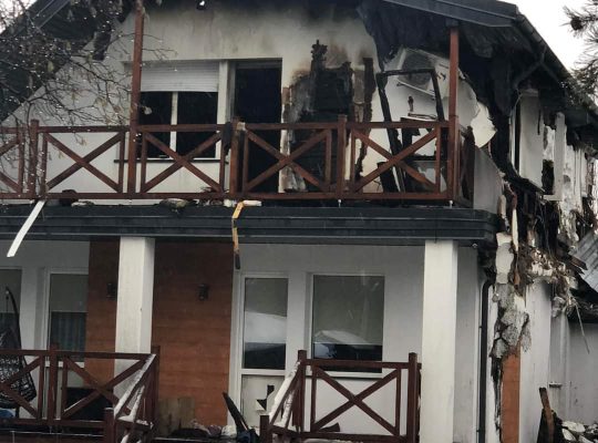 Białystok. Trzyosobowa rodzina straciła wszystko w pożarze domu przy ul. Ogrodniczniczki