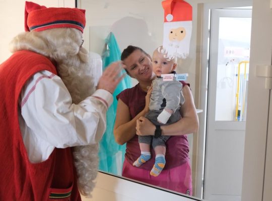 Mikołaj z Rovaniemi w Finlandii odwiedził małych pacjentów w USK w Białymstoku