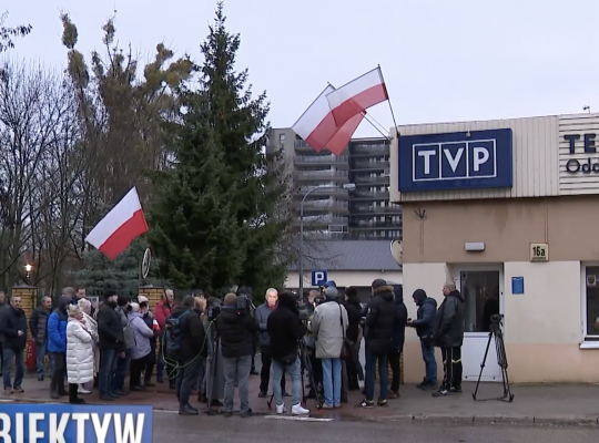 Białystok. Pikieta przed siedzibą oddziału TVP przeciwników zmian w mediach publicznych