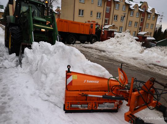 Białystok. Trwa wywożenie śniegu z miasta